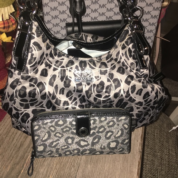 Coach set - Picture 1 of 3